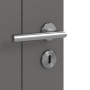 Detailansicht der Oberfläche von HÖRMANN Innentür Groove 13 Staubgrau RAL 7037 Lack DesignLine mit Lichtausschnitt LA 24 mittig