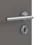 Detailansicht der Oberfläche von HÖRMANN Innentür Groove 23 Staubgrau RAL 7037 Lack DesignLine mit Lichtausschnitt LA 5