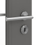 Detailansicht der Oberfläche von HÖRMANN Innentür Groove 27 Staubgrau RAL 7037 Lack DesignLine mit Lichtausschnitt LA 24 schlossseitig