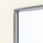 Detailansicht des Lichtausschnitts von GARANT Feuchtraum-Schiebetür W980ST15 Platinweiß GHK08 mit Lichtausschnitt LA-4 schlossseitig