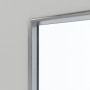 Detailansicht des Lichtausschnitts von GARANT Feuchtraumtür D92-60 Dove Grey Resopal mit Lichtausschnitt LA-5 bandseitig