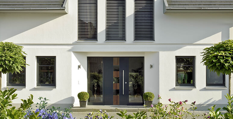Milieubild: Haustür aus Aluminium und Holz mit Glasausschnitt von Kneer