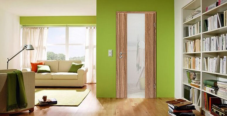 Wohnzimmer mit Nature Nussbaum Holzglastür von Lebo