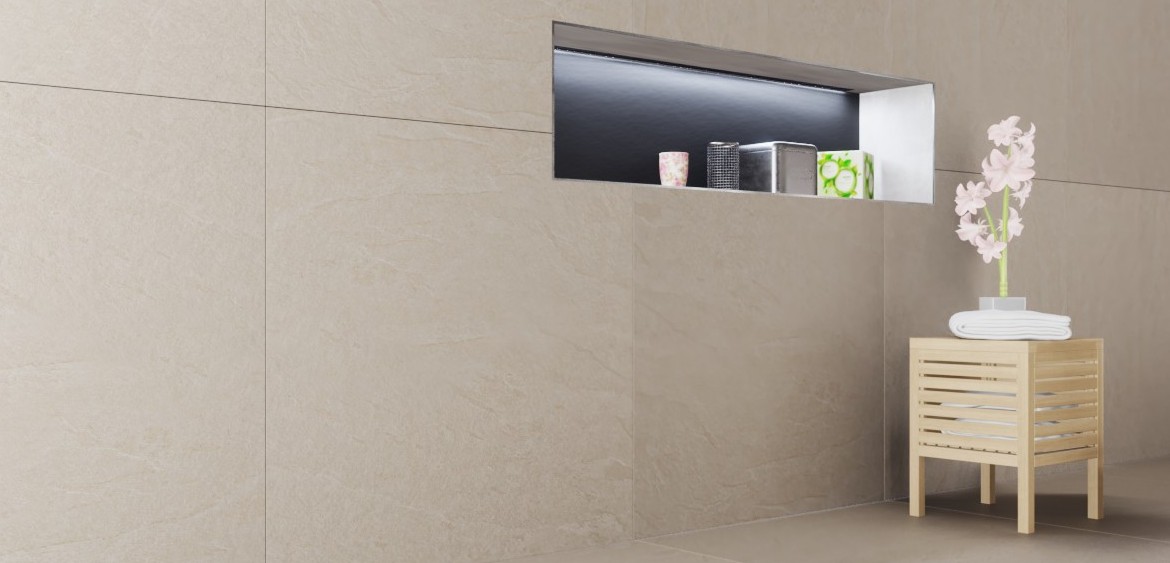 helle großformatige Wandfliese mit Maserungen im Badezimmer mit Abstellnische